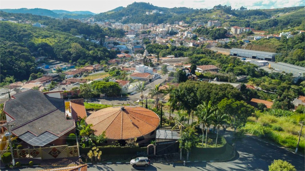 Casa alto padrão à venda | 1.490 m² | 4 suítes | 20 vagas em Serra Negra/SP!