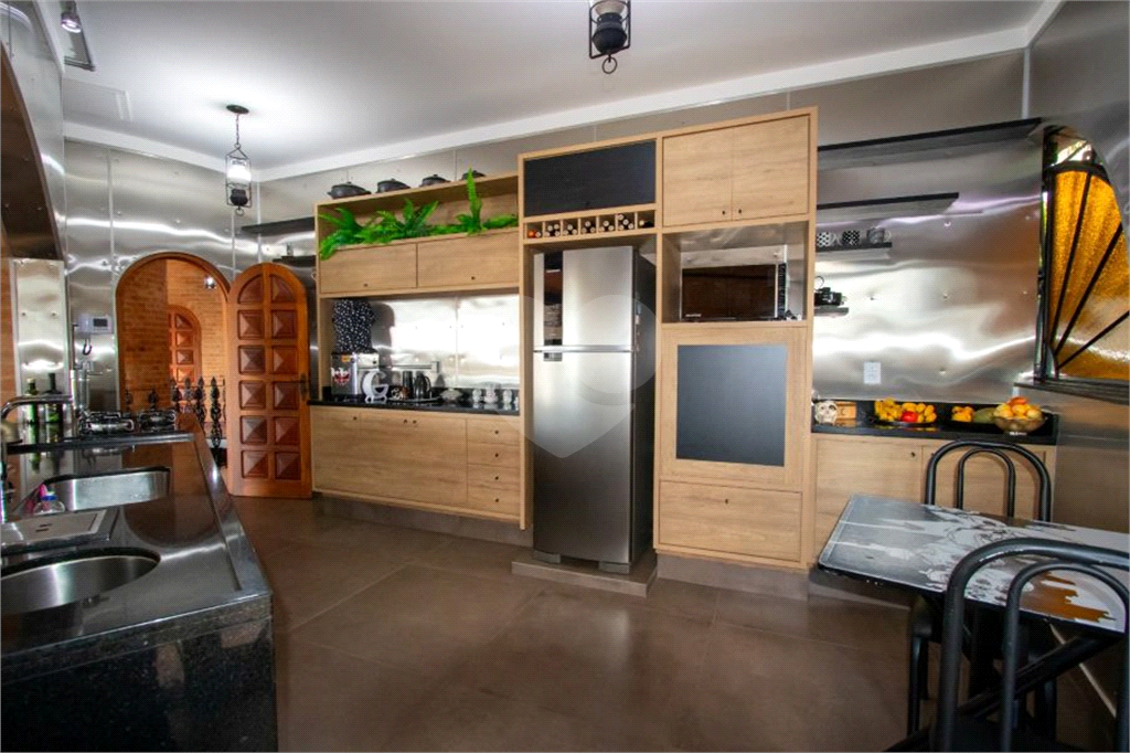 Casa alto padrão à venda | 1.490 m² | 4 suítes | 20 vagas em Serra Negra/SP!