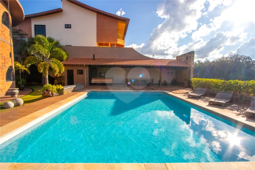 Casa alto padrão à venda | 1.490 m² | 4 suítes | 20 vagas em Serra Negra/SP!