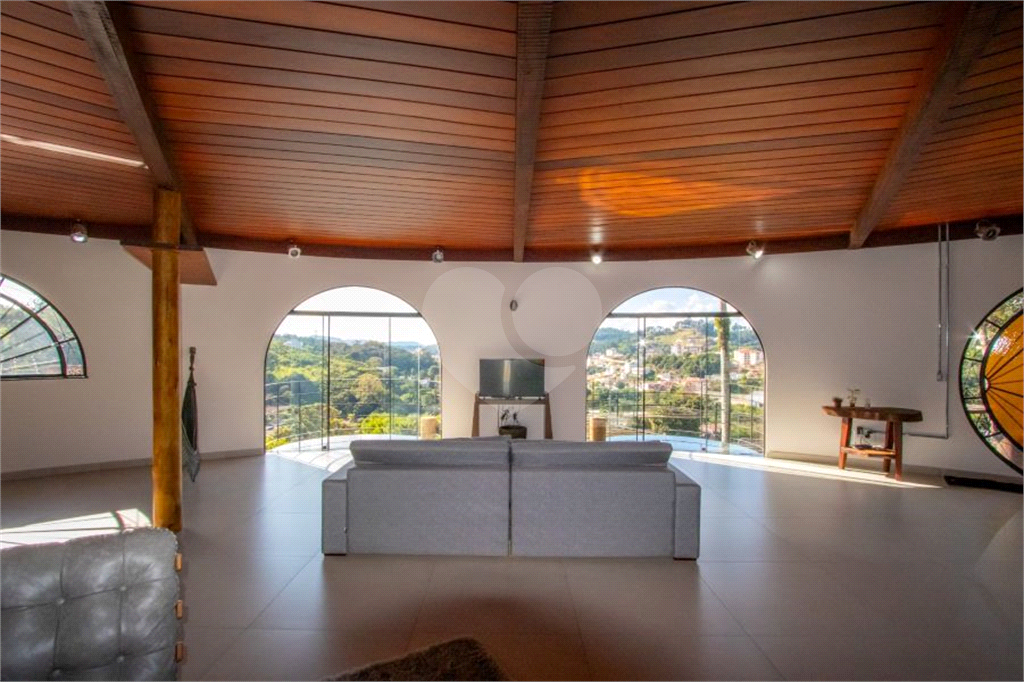 Casa alto padrão à venda | 1.490 m² | 4 suítes | 20 vagas em Serra Negra/SP!