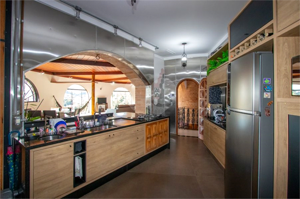 Casa alto padrão à venda | 1.490 m² | 4 suítes | 20 vagas em Serra Negra/SP!