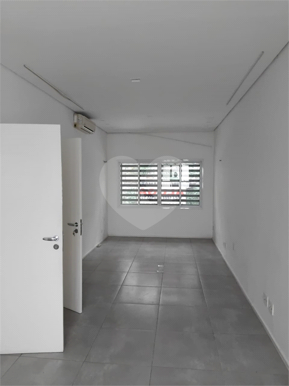 Sobrado Comercial com 2 vagas