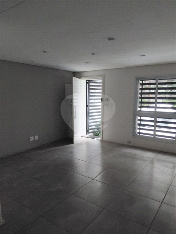 Sobrado Comercial com 2 vagas