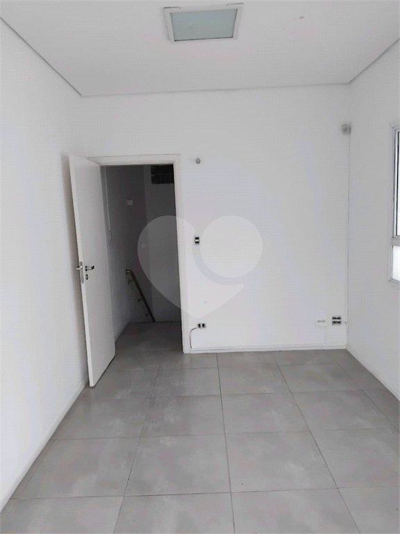 Sobrado Comercial com 2 vagas