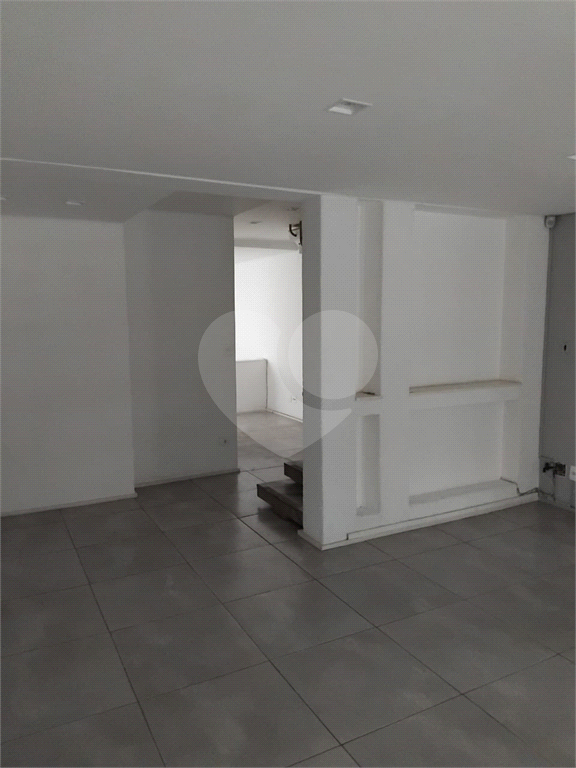 Sobrado Comercial com 2 vagas