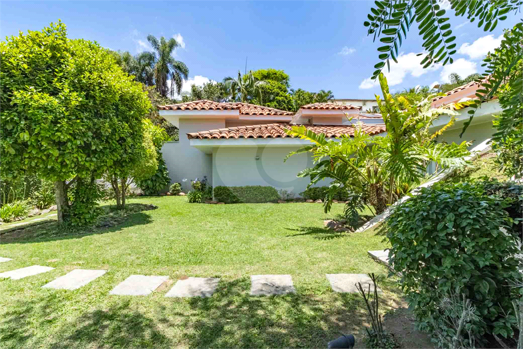 Uma casa que oferece espaço abundante, comodidades modernas e um entorno de alto padrão.