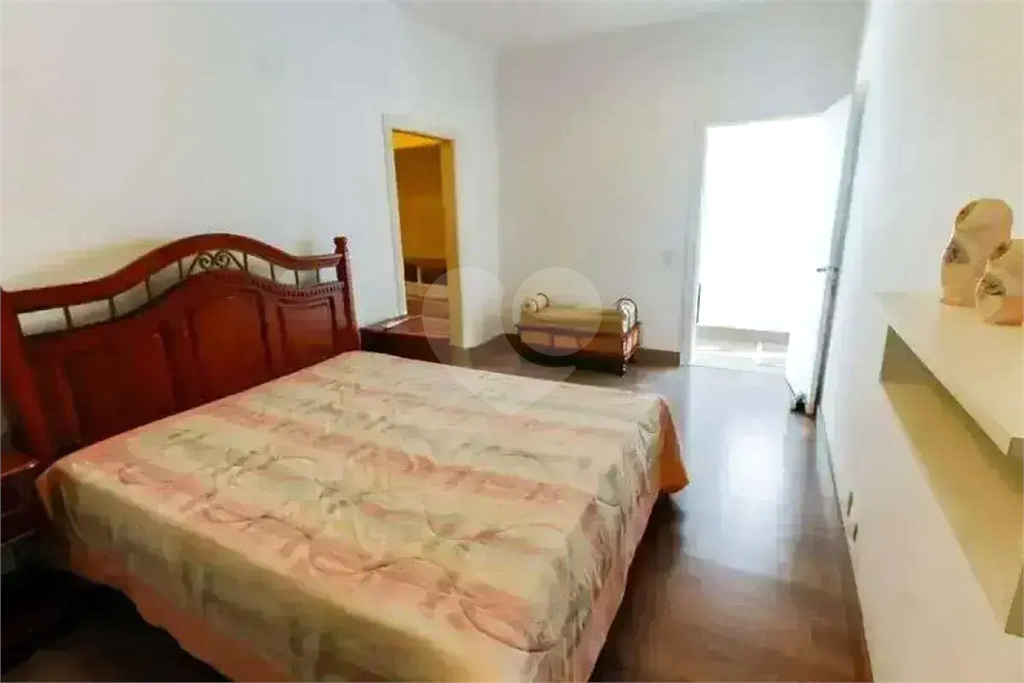 Uma casa que oferece espaço abundante, comodidades modernas e um entorno de alto padrão.