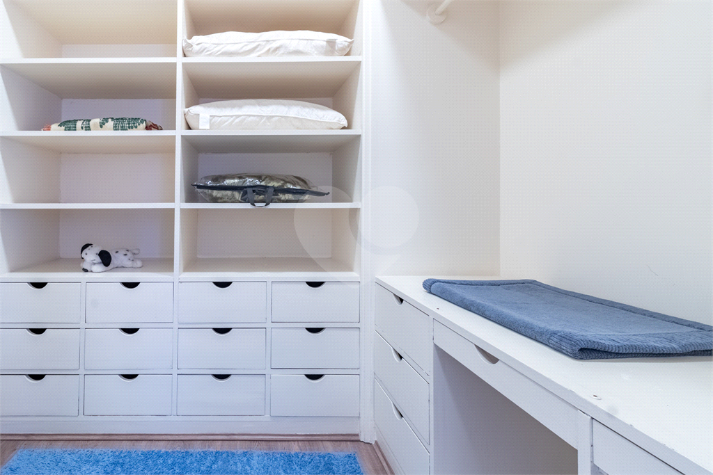 Uma casa que oferece espaço abundante, comodidades modernas e um entorno de alto padrão.