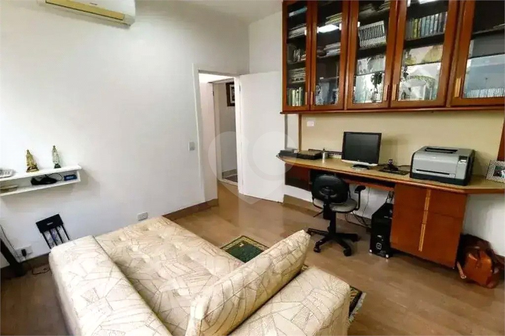 Uma casa que oferece espaço abundante, comodidades modernas e um entorno de alto padrão.