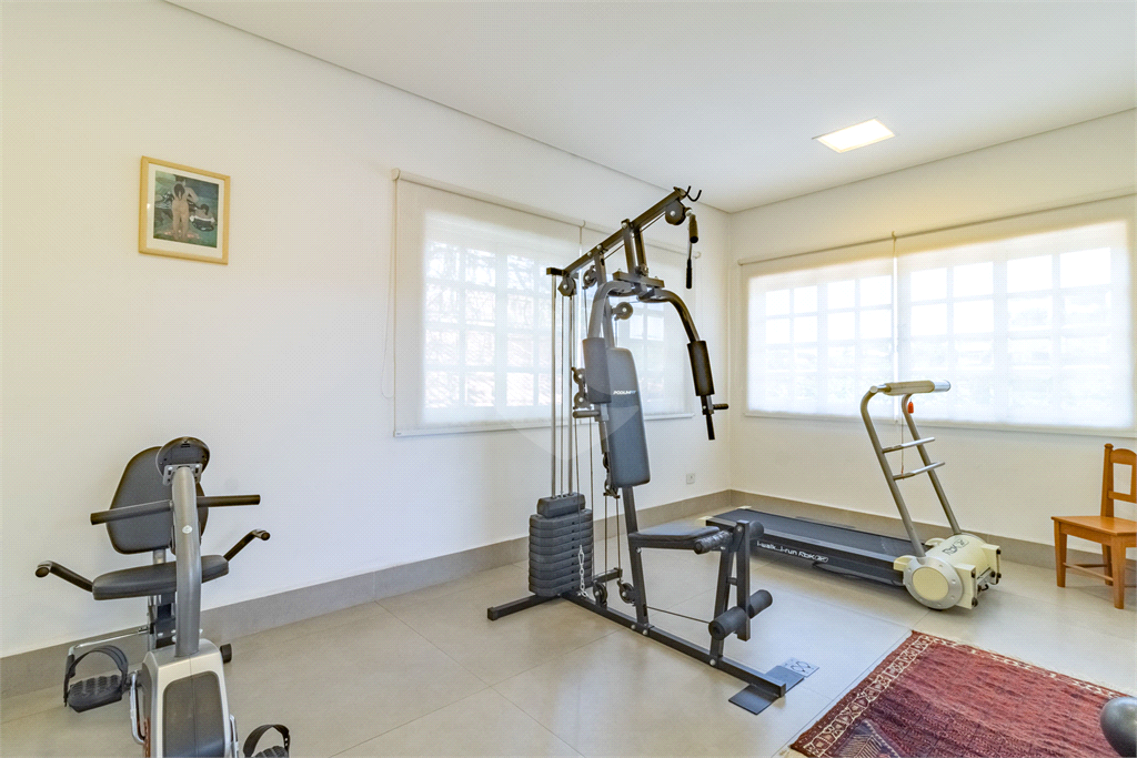 Uma casa que oferece espaço abundante, comodidades modernas e um entorno de alto padrão.