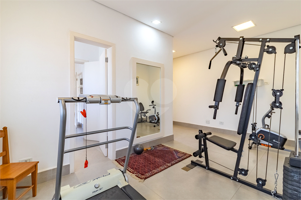 Uma casa que oferece espaço abundante, comodidades modernas e um entorno de alto padrão.