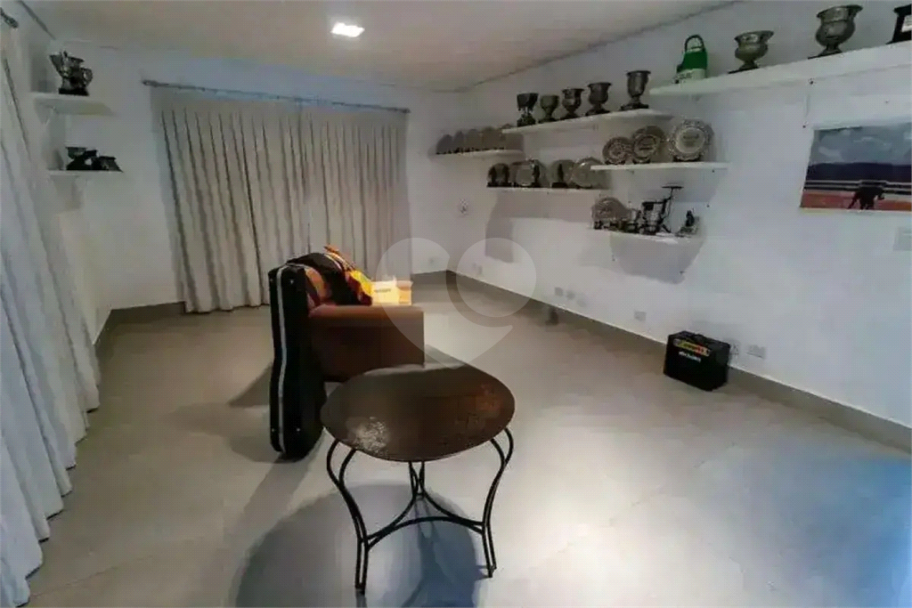 Uma casa que oferece espaço abundante, comodidades modernas e um entorno de alto padrão.