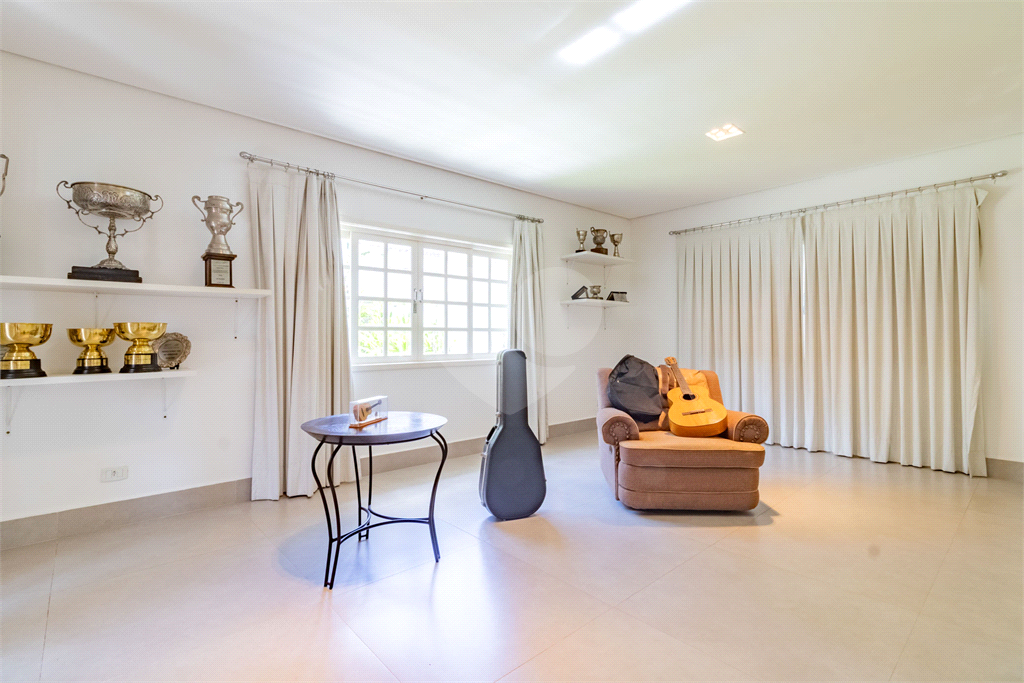 Uma casa que oferece espaço abundante, comodidades modernas e um entorno de alto padrão.