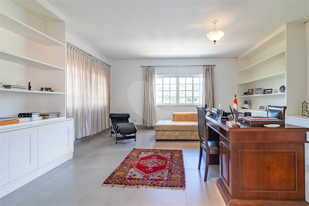 Uma casa que oferece espaço abundante, comodidades modernas e um entorno de alto padrão.