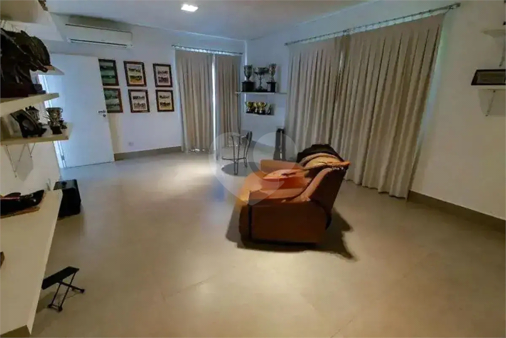 Uma casa que oferece espaço abundante, comodidades modernas e um entorno de alto padrão.