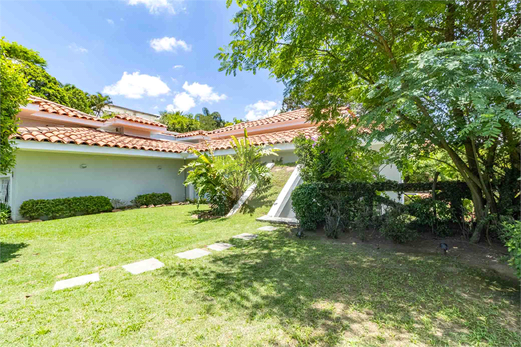 Uma casa que oferece espaço abundante, comodidades modernas e um entorno de alto padrão.