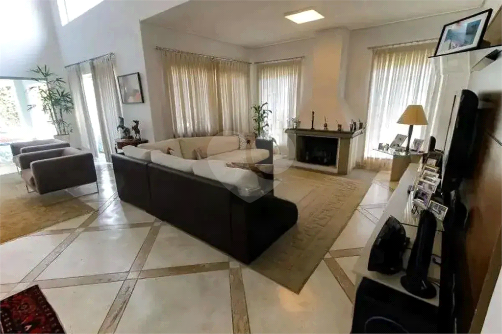 Uma casa que oferece espaço abundante, comodidades modernas e um entorno de alto padrão.