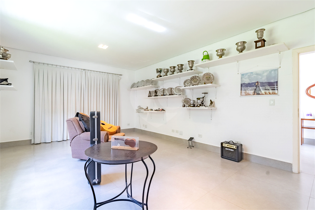 Uma casa que oferece espaço abundante, comodidades modernas e um entorno de alto padrão.