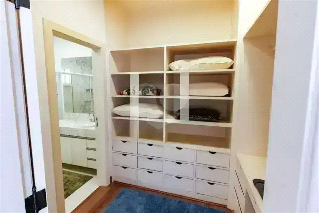 Uma casa que oferece espaço abundante, comodidades modernas e um entorno de alto padrão.