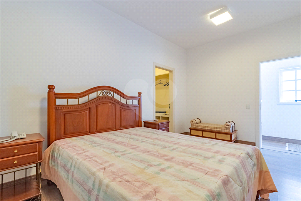 Uma casa que oferece espaço abundante, comodidades modernas e um entorno de alto padrão.