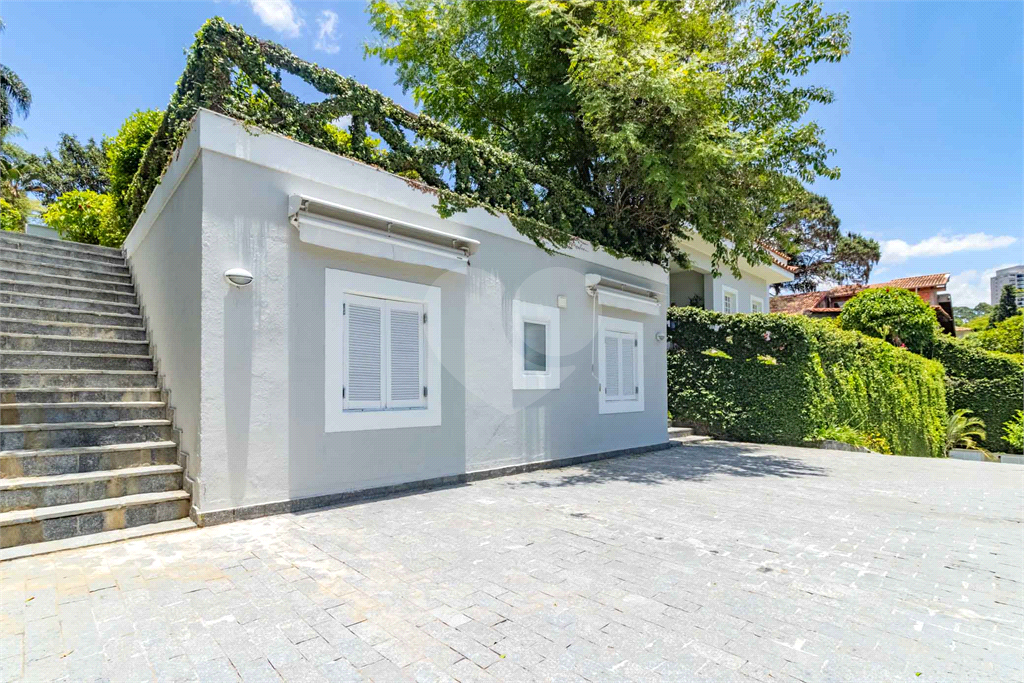 Uma casa que oferece espaço abundante, comodidades modernas e um entorno de alto padrão.