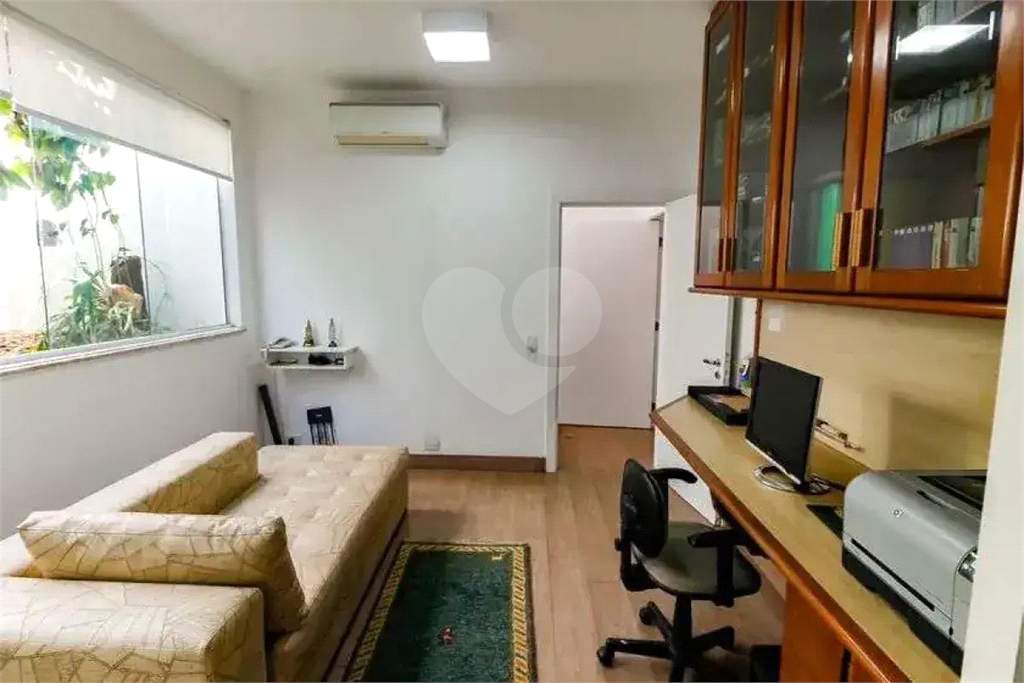 Uma casa que oferece espaço abundante, comodidades modernas e um entorno de alto padrão.
