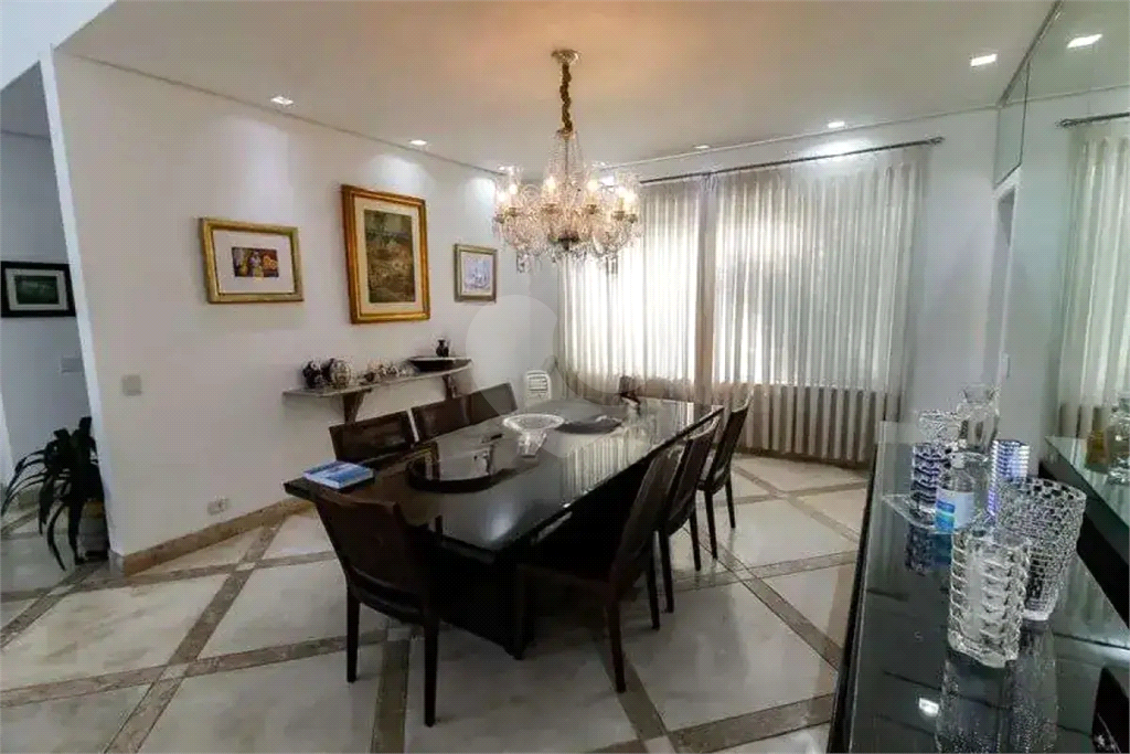 Uma casa que oferece espaço abundante, comodidades modernas e um entorno de alto padrão.