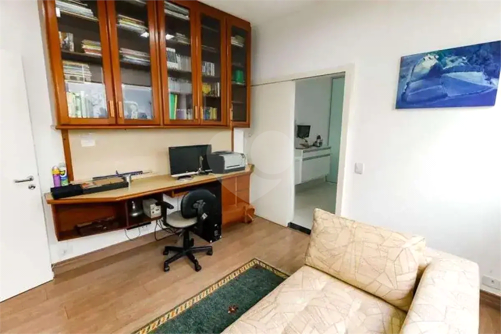 Uma casa que oferece espaço abundante, comodidades modernas e um entorno de alto padrão.