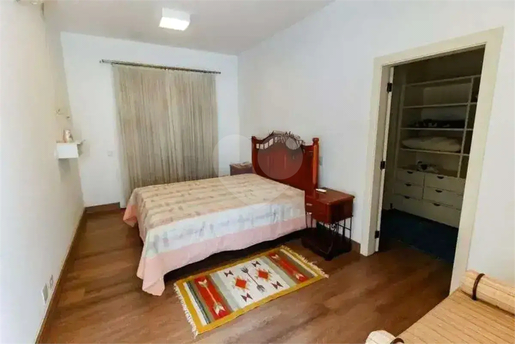 Uma casa que oferece espaço abundante, comodidades modernas e um entorno de alto padrão.