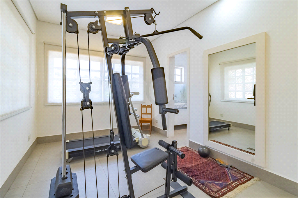 Uma casa que oferece espaço abundante, comodidades modernas e um entorno de alto padrão.