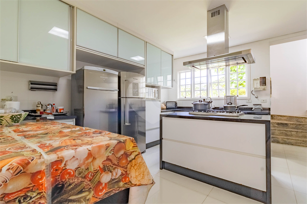 Uma casa que oferece espaço abundante, comodidades modernas e um entorno de alto padrão.