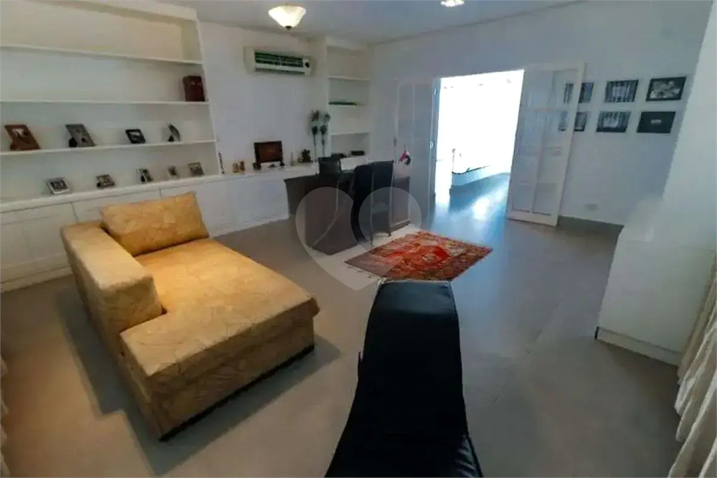 Uma casa que oferece espaço abundante, comodidades modernas e um entorno de alto padrão.