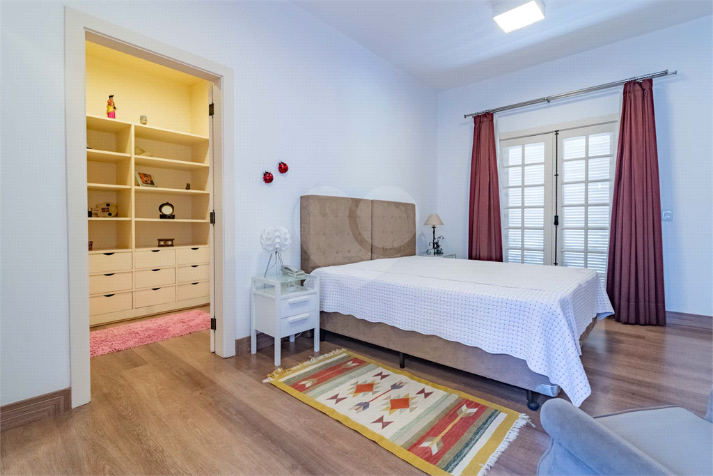 Uma casa que oferece espaço abundante, comodidades modernas e um entorno de alto padrão.