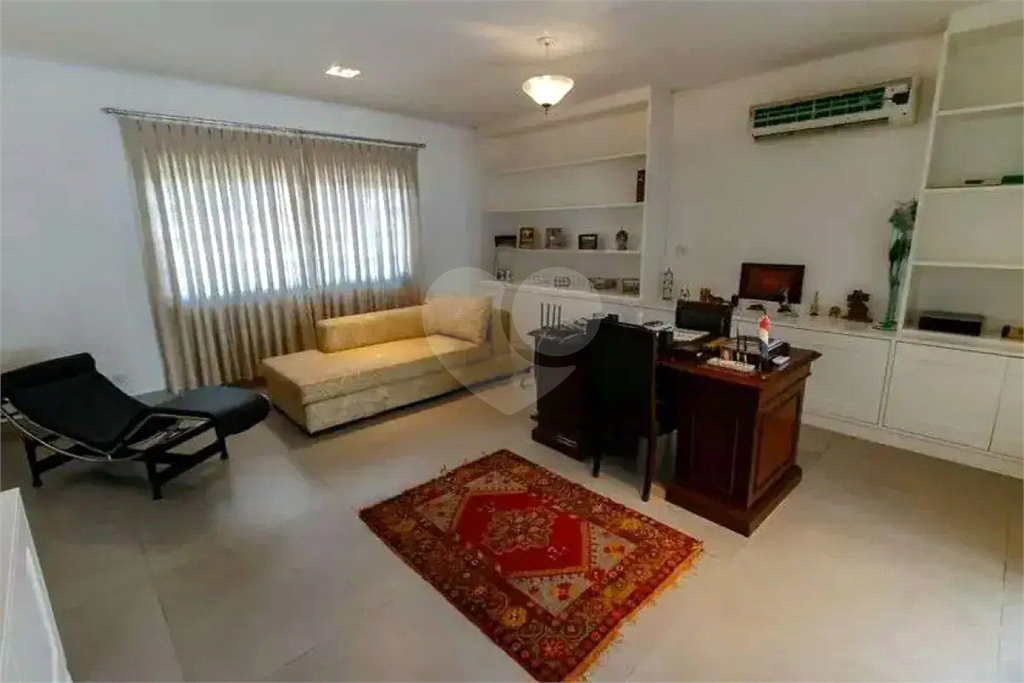 Uma casa que oferece espaço abundante, comodidades modernas e um entorno de alto padrão.