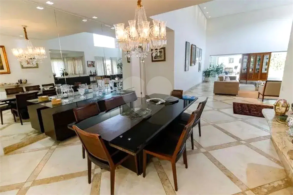 Uma casa que oferece espaço abundante, comodidades modernas e um entorno de alto padrão.