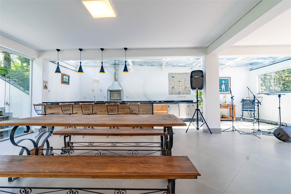 Uma casa que oferece espaço abundante, comodidades modernas e um entorno de alto padrão.