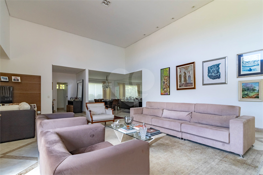 Uma casa que oferece espaço abundante, comodidades modernas e um entorno de alto padrão.