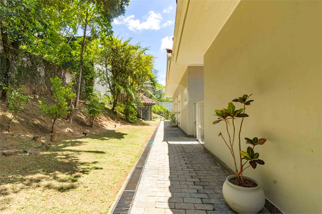 Uma casa que oferece espaço abundante, comodidades modernas e um entorno de alto padrão.