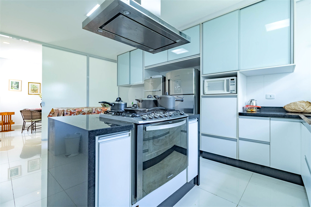 Uma casa que oferece espaço abundante, comodidades modernas e um entorno de alto padrão.