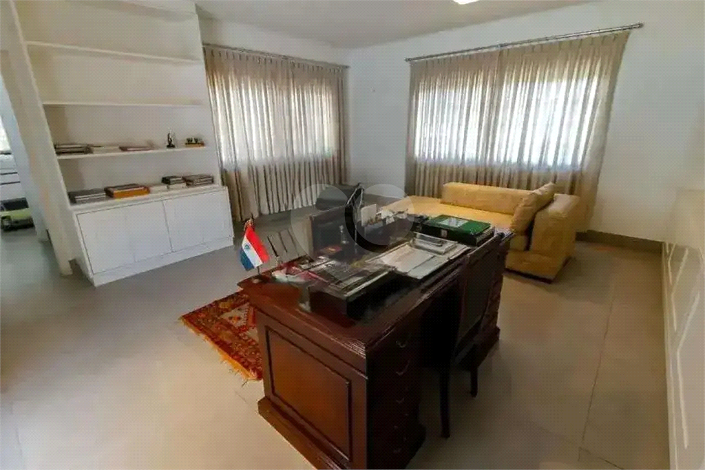 Uma casa que oferece espaço abundante, comodidades modernas e um entorno de alto padrão.