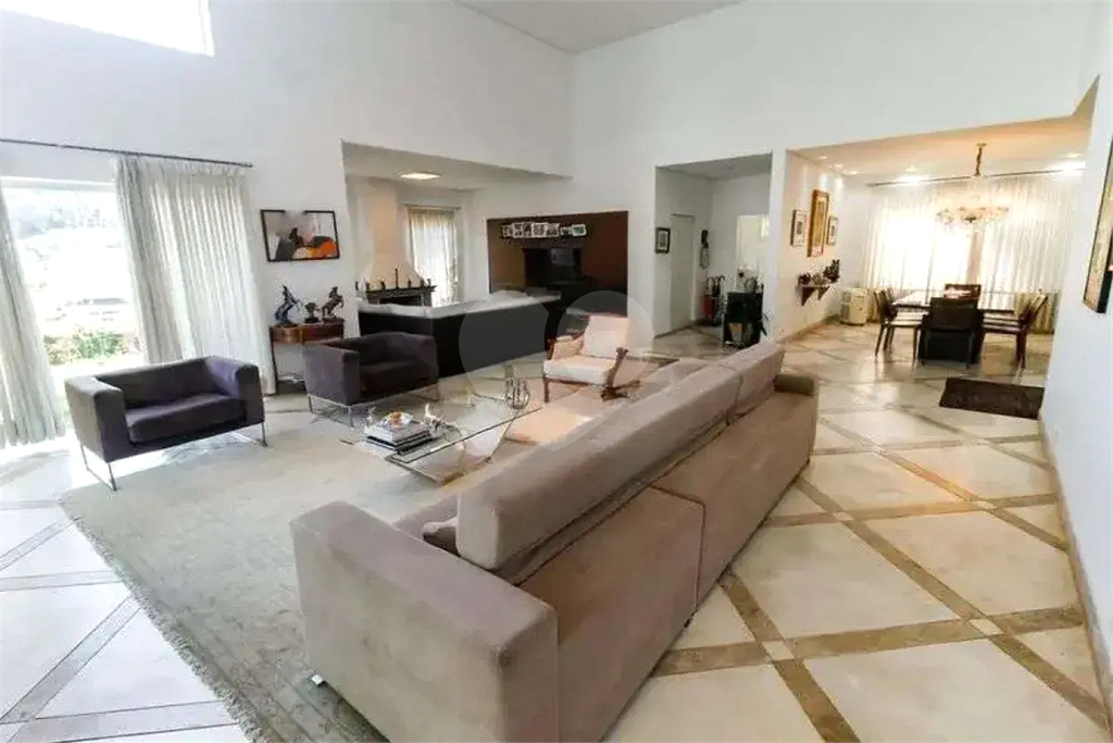 Uma casa que oferece espaço abundante, comodidades modernas e um entorno de alto padrão.