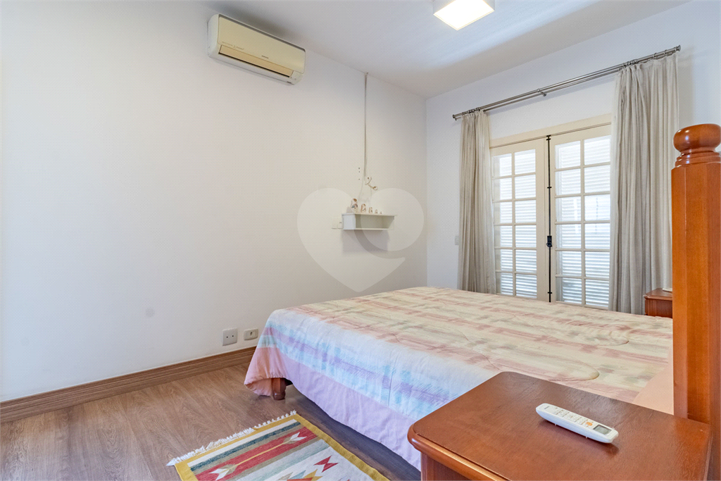 Uma casa que oferece espaço abundante, comodidades modernas e um entorno de alto padrão.