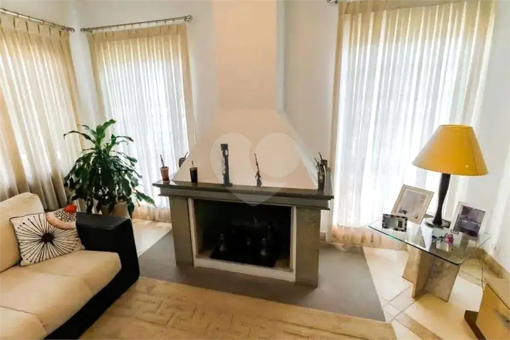 Uma casa que oferece espaço abundante, comodidades modernas e um entorno de alto padrão.