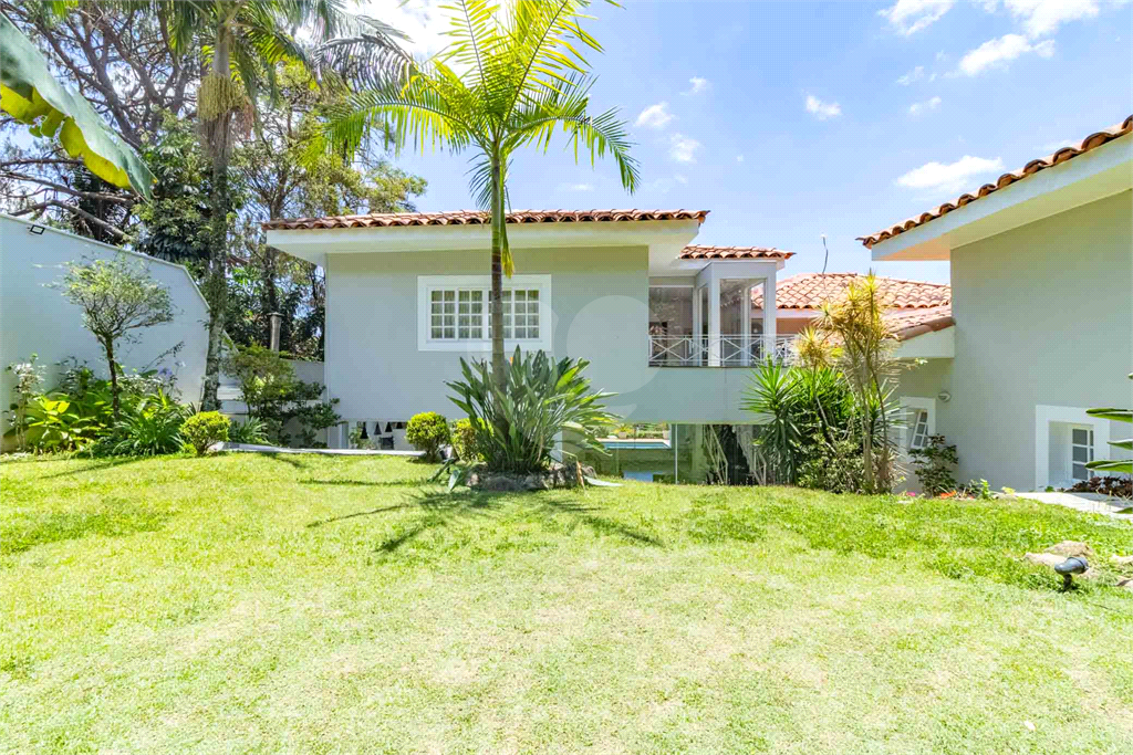 Uma casa que oferece espaço abundante, comodidades modernas e um entorno de alto padrão.