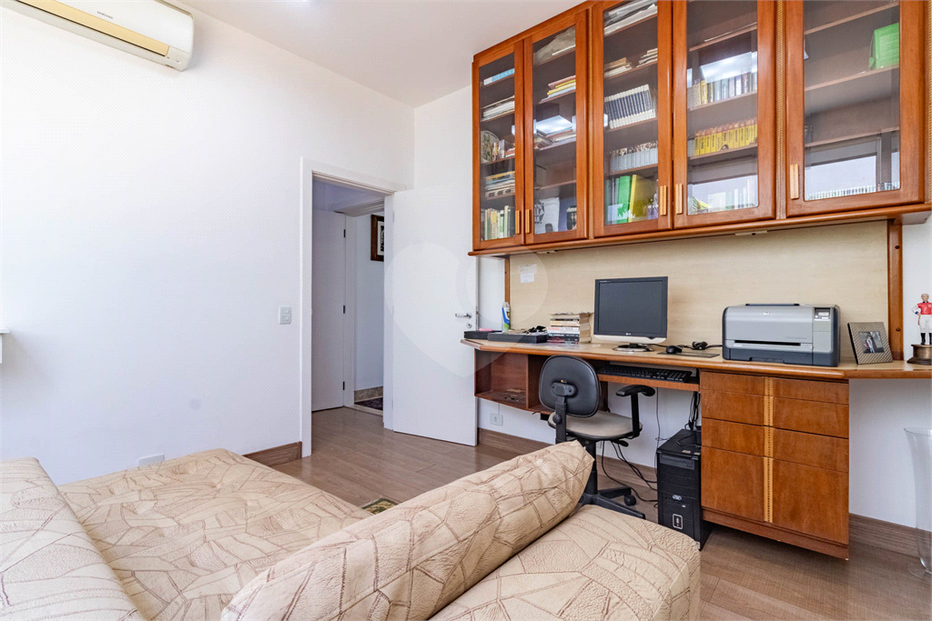 Uma casa que oferece espaço abundante, comodidades modernas e um entorno de alto padrão.