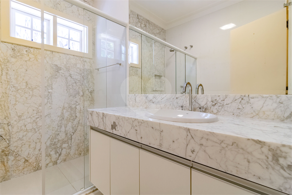 Uma casa que oferece espaço abundante, comodidades modernas e um entorno de alto padrão.