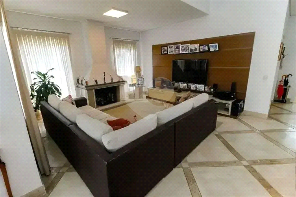 Uma casa que oferece espaço abundante, comodidades modernas e um entorno de alto padrão.