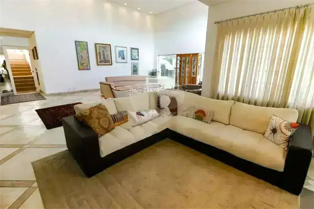 Uma casa que oferece espaço abundante, comodidades modernas e um entorno de alto padrão.