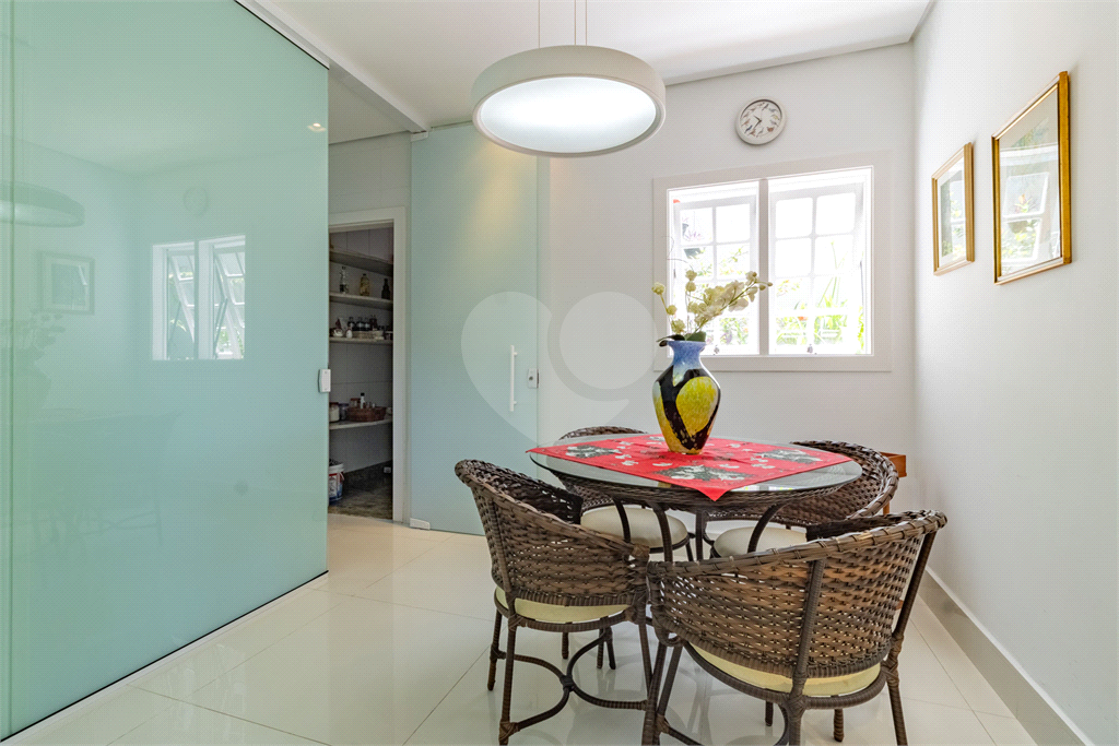 Uma casa que oferece espaço abundante, comodidades modernas e um entorno de alto padrão.