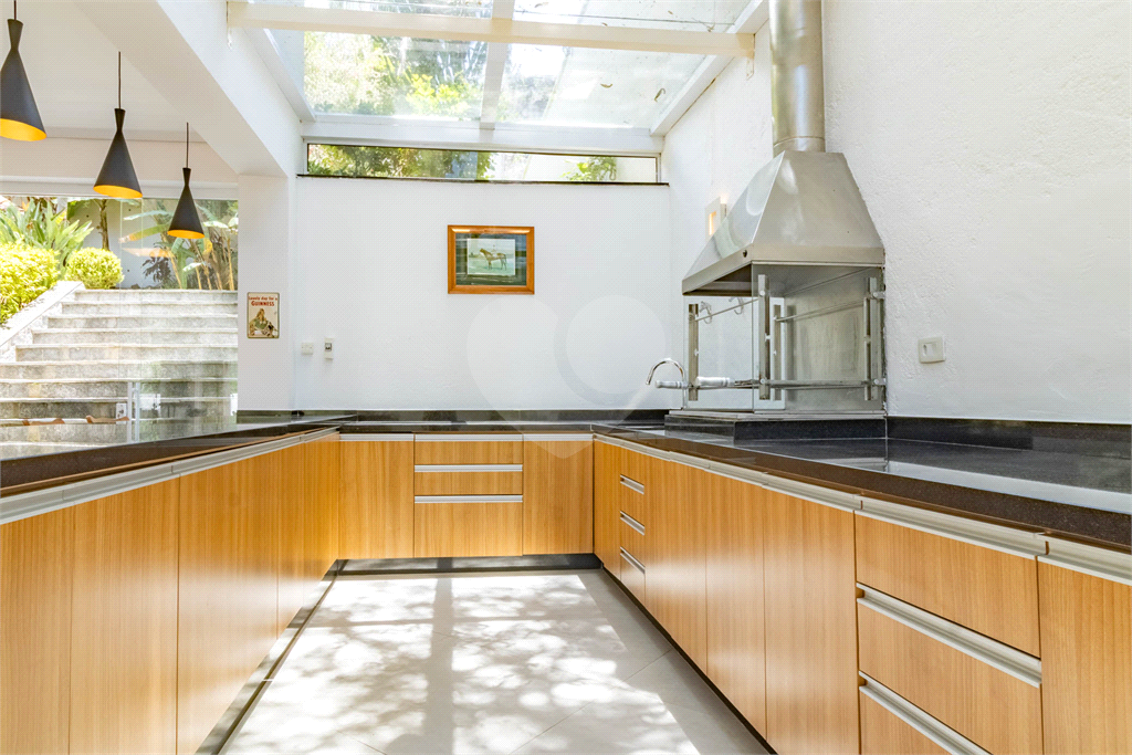 Uma casa que oferece espaço abundante, comodidades modernas e um entorno de alto padrão.